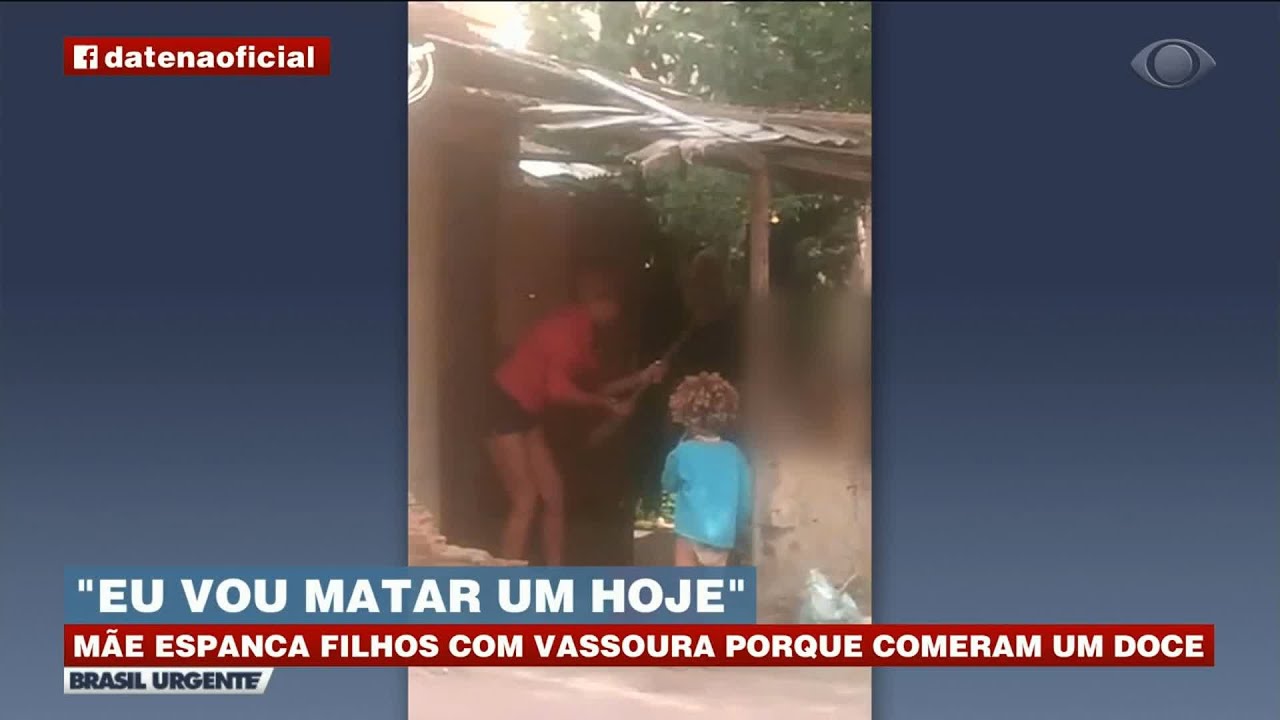 MÃE É FLAGRADA DANDO VASSOURADAS EM FILHOS | BRASIL URGENTE