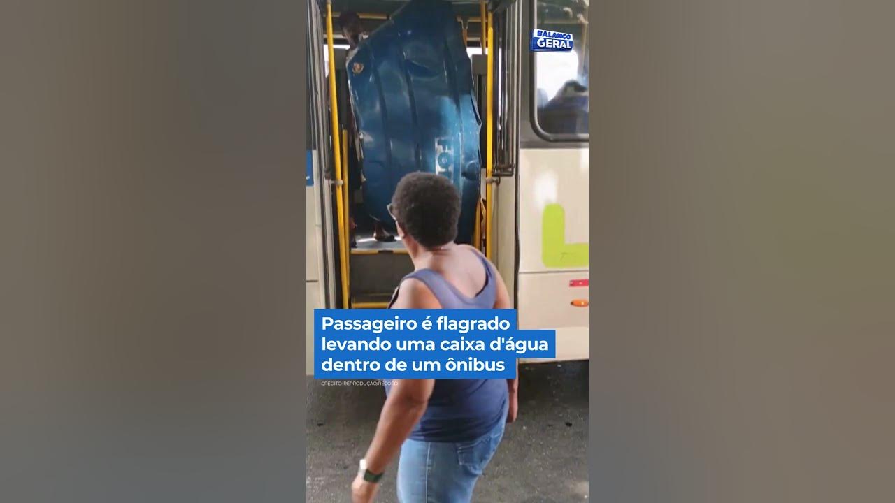 Dá só uma olha no que esse homem levou dentro de um ônibus, uma caixa d’água! #balançogeral