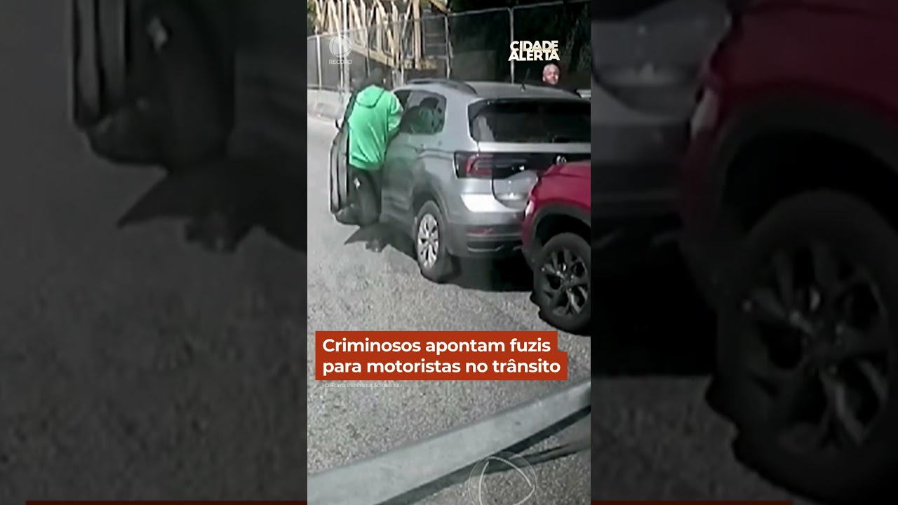 Criminosos apontam fuzis para motoristas no trânsito #shorts #cidadealerta