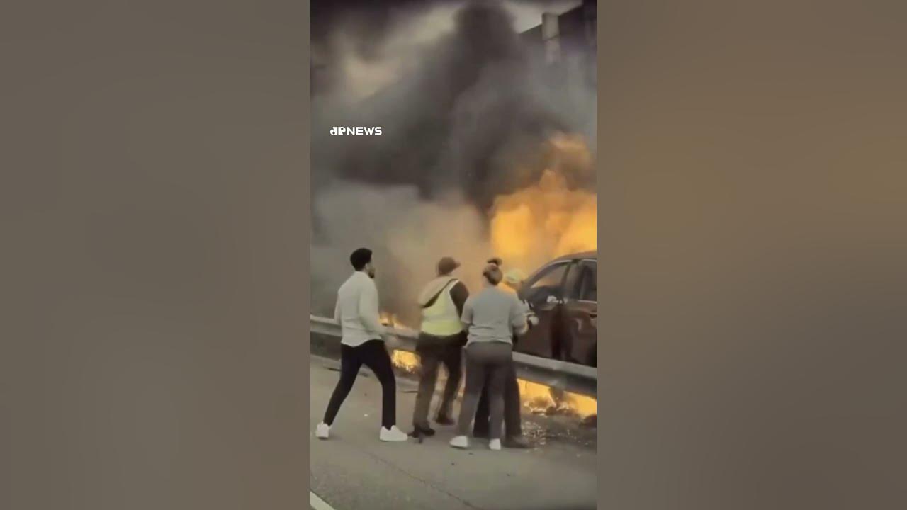 População salva motorista de carro em chamas #shorts